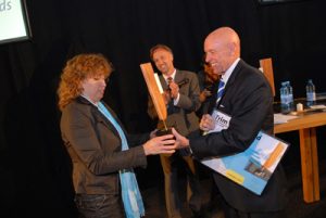 Uitreiking van de Trim Tab Award van Stephen Covey aan Gea Iedema-Zondervan